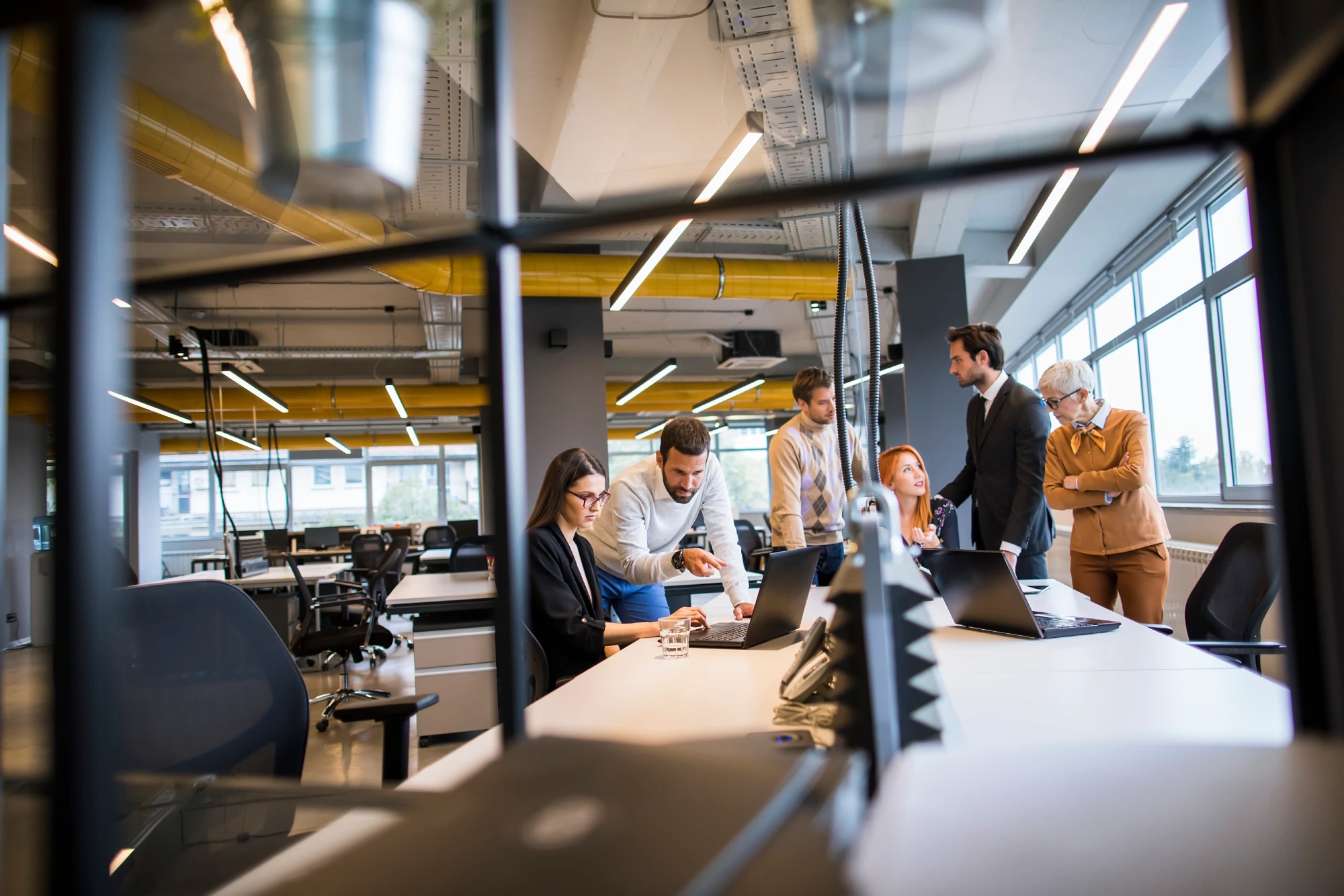 business-people-working-in-the-modern-office